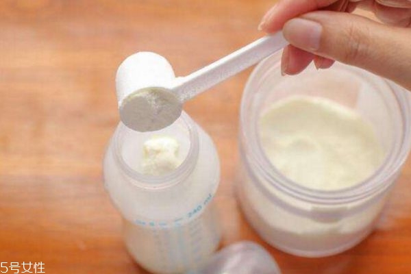 沖奶粉太濃太稀都有害 奶粉請按比例沖調