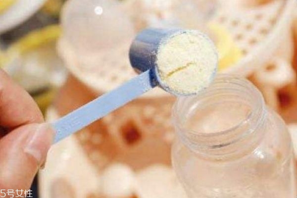 沖奶粉太濃太稀都有害 奶粉請按比例沖調