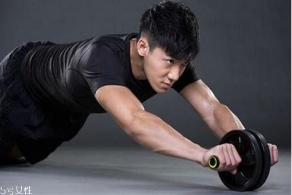 健腹輪的標(biāo)準(zhǔn)動作 健腹輪的正確姿勢 健腹輪的標(biāo)準(zhǔn)動作 健腹輪的正確姿勢