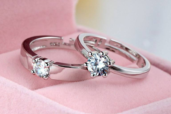 女生右手戴戒指什么意思 單身要注意了 女生右手戴戒指什么意思 單身要注意了