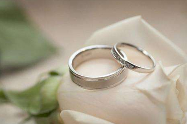 女生右手戴戒指什么意思 單身要注意了 女生右手戴戒指什么意思 單身要注意了