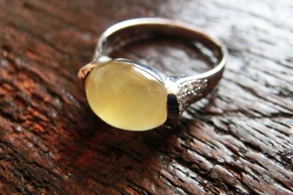 大拇指戴戒指什么意思 跟野心有關(guān) 大拇指戴戒指什么意思 跟野心有關(guān)