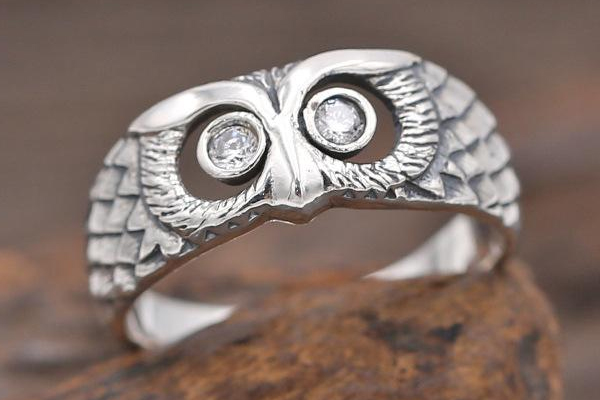 食指戴戒指代表什么 暗示很有勇氣 食指戴戒指代表什么 暗示很有勇氣