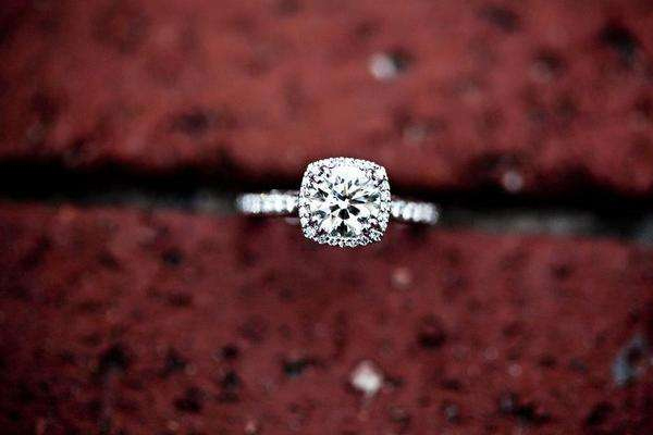 食指戴戒指代表什么 暗示很有勇氣 食指戴戒指代表什么 暗示很有勇氣