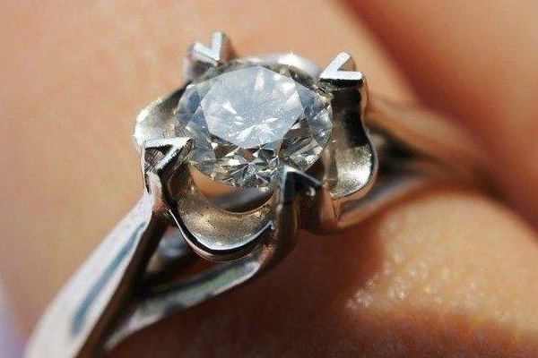 食指戴戒指代表什么 暗示很有勇氣 食指戴戒指代表什么 暗示很有勇氣