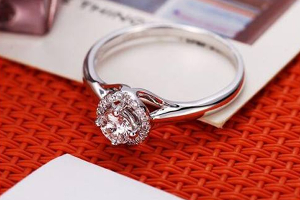 無(wú)名指戴戒指是什么意思 代表永不言棄 無(wú)名指戴戒指是什么意思 代表永不言棄