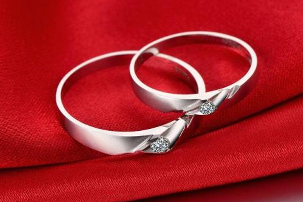 無(wú)名指戴戒指是什么意思 代表永不言棄 無(wú)名指戴戒指是什么意思 代表永不言棄