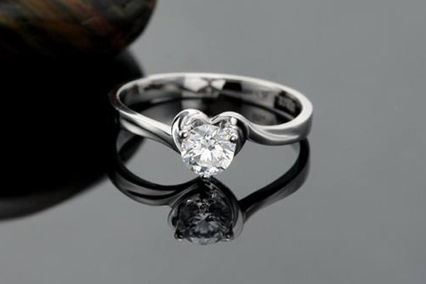 無(wú)名指戴戒指是什么意思 代表永不言棄 無(wú)名指戴戒指是什么意思 代表永不言棄