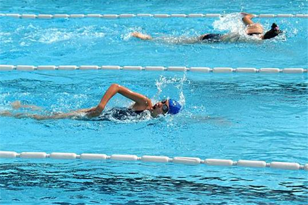 自由泳打腿技巧 要注意節(jié)奏 自由泳打腿技巧 要注意節(jié)奏