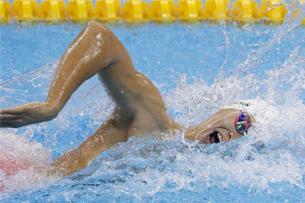 自由泳打腿技巧 要注意節(jié)奏 自由泳打腿技巧 要注意節(jié)奏
