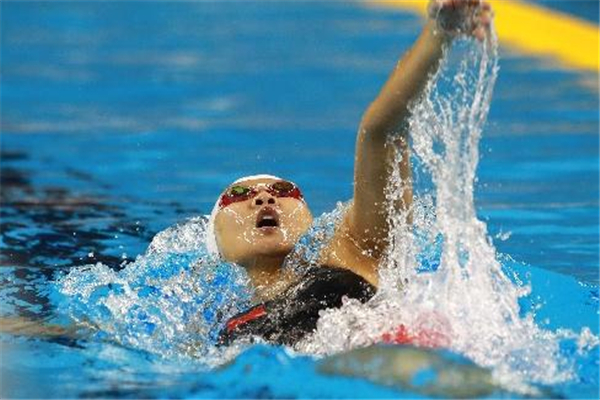 仰泳的動(dòng)作要領(lǐng) 記住這些小技巧 仰泳的動(dòng)作要領(lǐng) 記住這些小技巧
