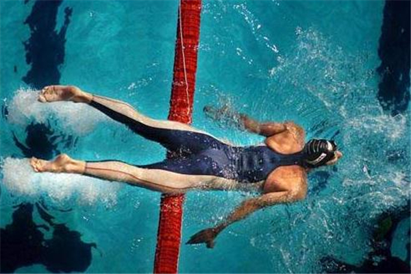 自由泳為什么腿部下沉 呼吸方式很關鍵 自由泳為什么腿部下沉 呼吸方式很關鍵