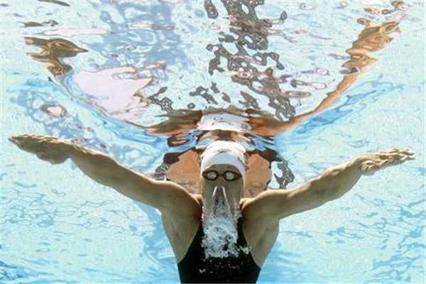 蛙泳膝蓋內側疼怎么辦 馬上停止運動