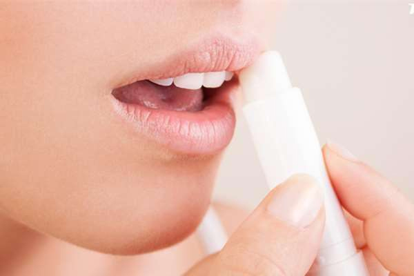 嘴唇如何過冬 嘴唇干裂脫皮保護(hù)技巧 嘴唇如何過冬 嘴唇干裂脫皮保護(hù)技巧