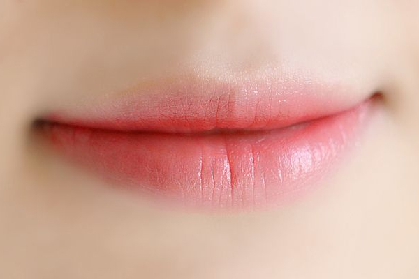 嘴唇如何過冬 嘴唇干裂脫皮保護(hù)技巧 嘴唇如何過冬 嘴唇干裂脫皮保護(hù)技巧