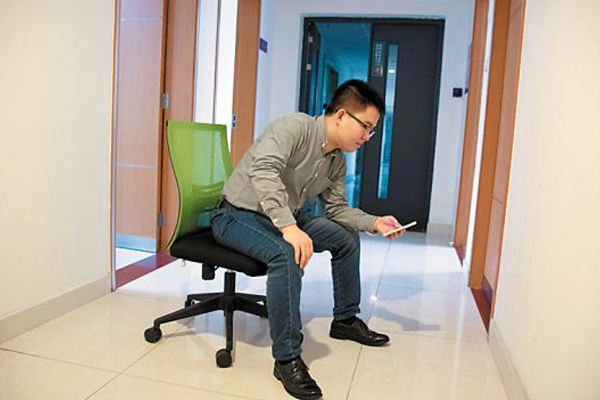 電腦族玩游戲正確坐姿 7要點(diǎn)坐不傷身 電腦族玩游戲正確坐姿 7要點(diǎn)坐不傷身