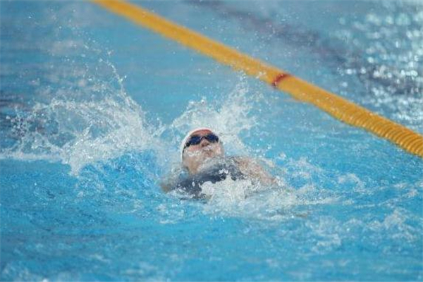 仰泳呼吸技巧 和動(dòng)作配合起來 仰泳呼吸技巧 和動(dòng)作配合起來