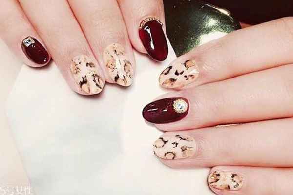 低調(diào)顯白美甲圖片 有魅力顯白美甲 低調(diào)顯白美甲圖片 有魅力顯白美甲