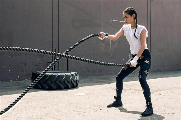 戰(zhàn)繩和跑步哪個(gè)燃脂快 前者更適合塑形 戰(zhàn)繩和跑步哪個(gè)燃脂快 前者更適合塑形