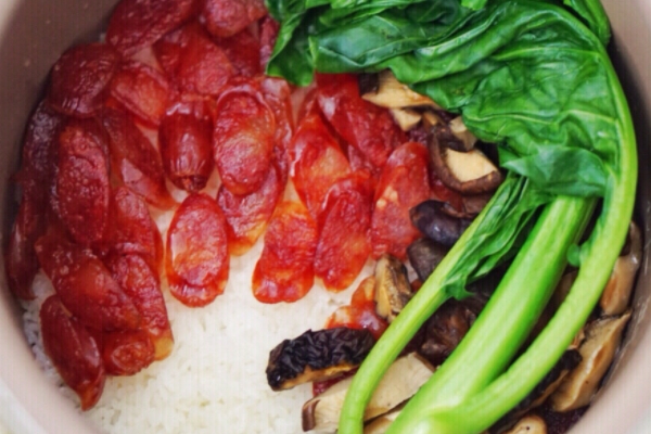 煲仔飯要用熱水嗎 熱水洗米 煲仔飯要用熱水嗎 熱水洗米