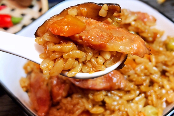 煲仔飯要放油嗎 這是肯定的 煲仔飯要放油嗎 這是肯定的