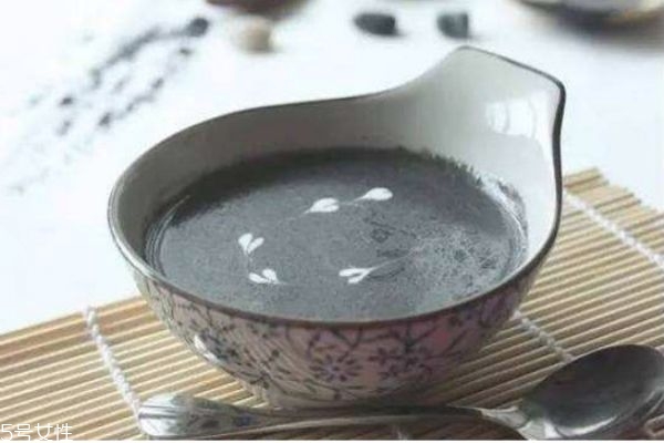 黑芝麻糊里能加紅糖嗎 黑芝麻的功效及吃法 黑芝麻糊里能加紅糖嗎 黑芝麻的功效及吃法
