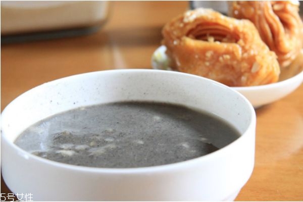 黑芝麻糊里能加紅糖嗎 黑芝麻的功效及吃法 黑芝麻糊里能加紅糖嗎 黑芝麻的功效及吃法