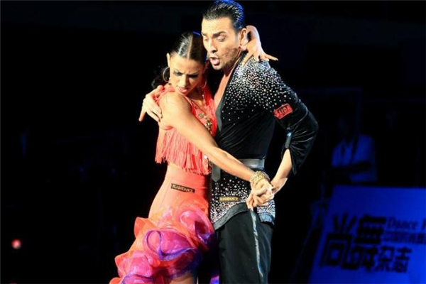 拉丁舞需要劈叉嗎 要練柔韌度 拉丁舞需要劈叉嗎 要練柔韌度