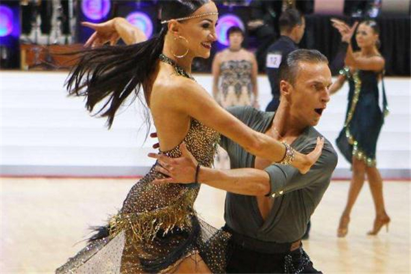 拉丁舞和肚皮舞哪個好學 后者更容易 拉丁舞和肚皮舞哪個好學 后者更容易