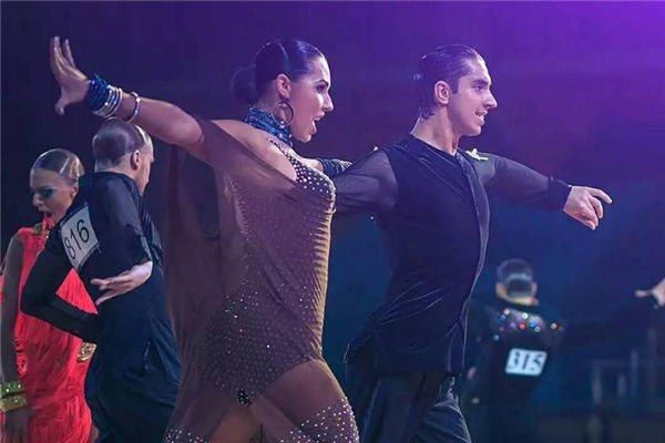 拉丁舞穿什么衣服 著裝要求有這些 拉丁舞穿什么衣服 著裝要求有這些