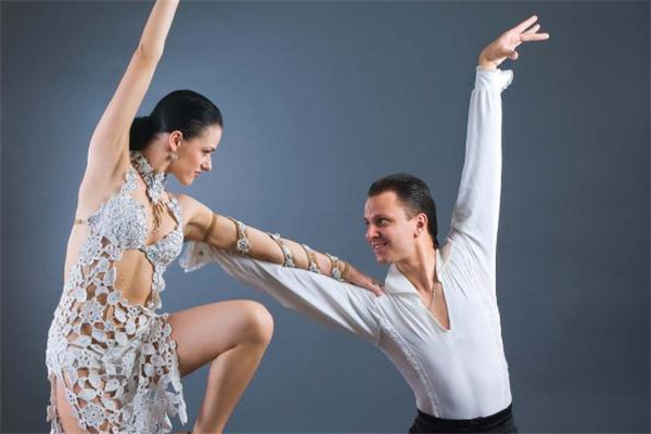 拉丁舞為什么要穿高跟鞋 體態(tài)更優(yōu)美 拉丁舞為什么要穿高跟鞋 體態(tài)更優(yōu)美