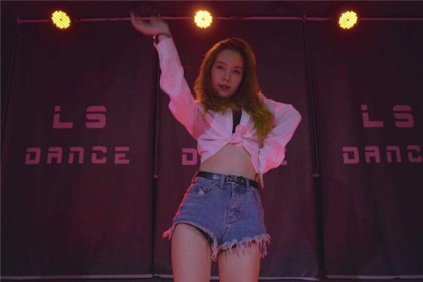 爵士舞是什么舞種 節(jié)奏感很強(qiáng) 爵士舞是什么舞種 節(jié)奏感很強(qiáng)