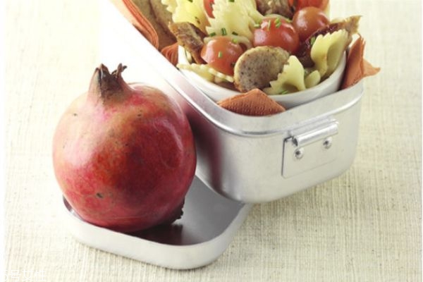 吃石榴要不要吐籽 哪些人千萬不能吃石榴 吃石榴要不要吐籽 哪些人千萬不能吃石榴