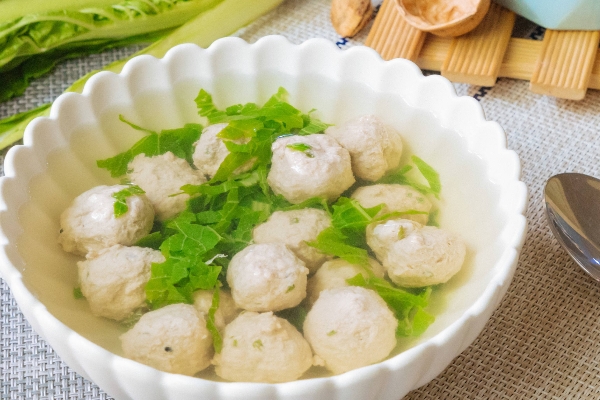 做魚丸為什么要放油 為了讓魚丸更好吃 做魚丸為什么要放油 為了讓魚丸更好吃