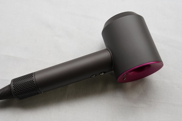 吹風(fēng)機(jī)能吹衣服嗎 對(duì)衣服有傷害 吹風(fēng)機(jī)能吹衣服嗎 對(duì)衣服有傷害