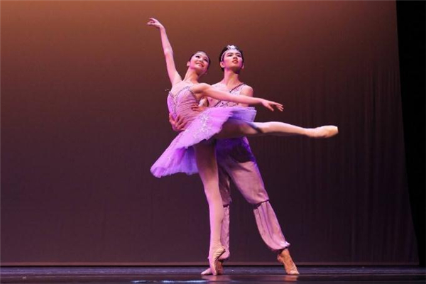 女孩學芭蕾舞最佳年齡 從小學習更好 女孩學芭蕾舞最佳年齡 從小學習更好