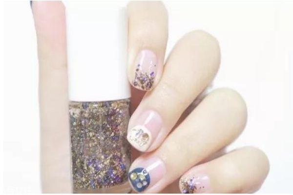 法式甜心新娘美甲怎么做 藍(lán)色法式美甲教程 法式甜心新娘美甲怎么做 藍(lán)色法式美甲教程