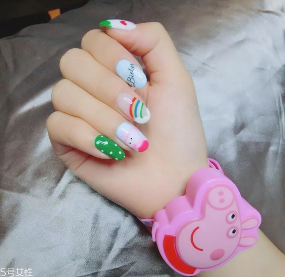 新年美甲怎么做 新年美甲豬圖片大全 新年美甲怎么做 新年美甲豬圖片大全