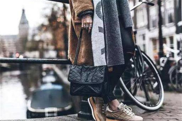 ysl油蠟皮包專(zhuān)柜價(jià)格 刷爆朋友圈的爆款