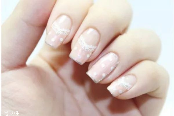 簡單撞色美甲教程 藍(lán)色星星美甲教程 簡單撞色美甲教程 藍(lán)色星星美甲教程