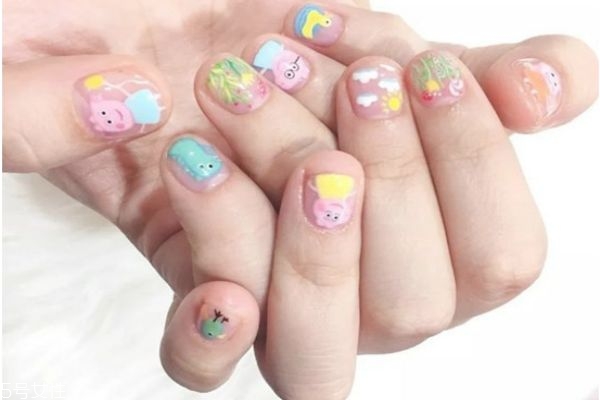 新年美甲怎么做 新年美甲豬圖片大全 新年美甲怎么做 新年美甲豬圖片大全