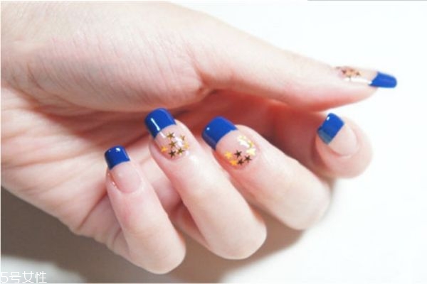簡單撞色美甲教程 藍(lán)色星星美甲教程 簡單撞色美甲教程 藍(lán)色星星美甲教程