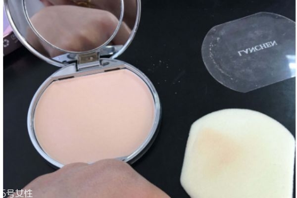 藍(lán)秀粉餅怎么樣 藍(lán)秀柔光控油型定妝粉餅 藍(lán)秀粉餅怎么樣 藍(lán)秀柔光控油型定妝粉餅