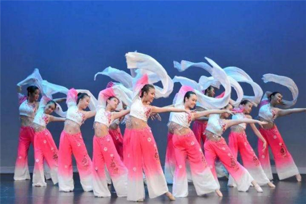 學(xué)中國舞的最佳年齡 建議從小開始 學(xué)中國舞的最佳年齡 建議從小開始