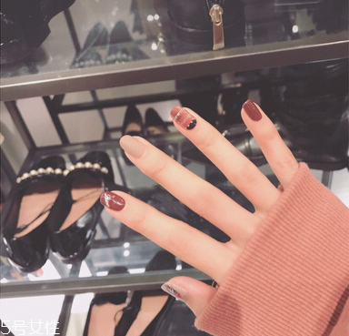 2019美甲流行什么顏色 2019美甲流行色 2019美甲流行什么顏色 2019美甲流行色