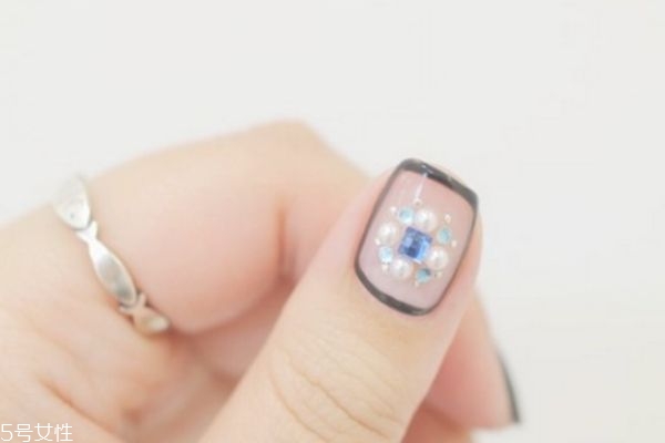 貼鉆美甲教程 個(gè)性鉆飾美甲教程 貼鉆美甲教程 個(gè)性鉆飾美甲教程