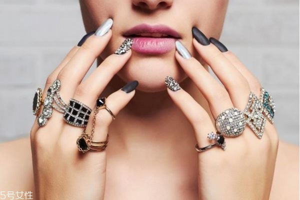 酒紅色美甲怎么做 教你磨砂美甲怎么做 酒紅色美甲怎么做 教你磨砂美甲怎么做