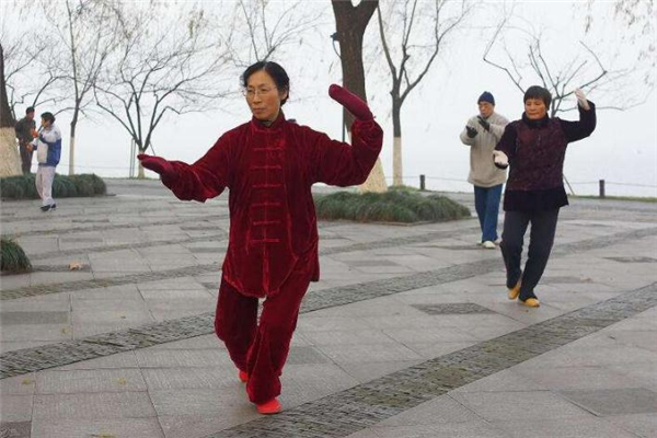 晨練好還是晚上鍛煉好 看個(gè)人作息時(shí)間 晨練好還是晚上鍛煉好 看個(gè)人作息時(shí)間