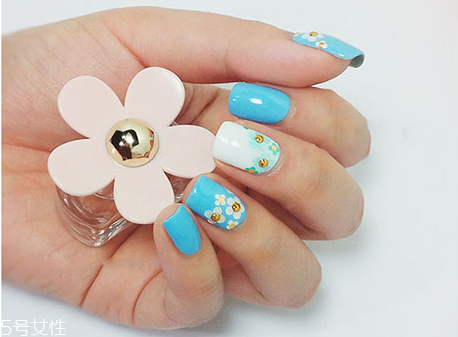 藍(lán)色鉆石美甲教程 藍(lán)色小花美甲教程 藍(lán)色鉆石美甲教程 藍(lán)色小花美甲教程