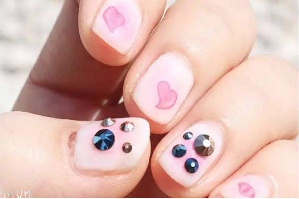 貼鉆美甲教程 個(gè)性鉆飾美甲教程 貼鉆美甲教程 個(gè)性鉆飾美甲教程